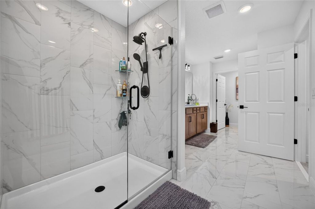 Image 33 of property listing at 7268 ROLLING LEAF ROAD, Groveland, FL 34736