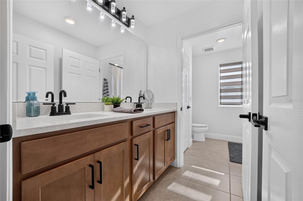 Image 40 of property listing at 7268 ROLLING LEAF ROAD, Groveland, FL 34736