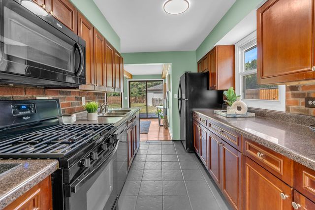 727 SKYLINE Drive, Barrington, IL 60010