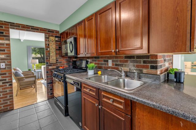 727 SKYLINE Drive, Barrington, IL 60010