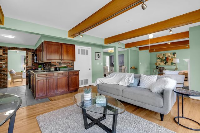 727 SKYLINE Drive, Barrington, IL 60010