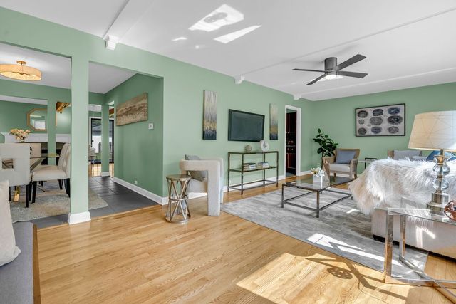 727 SKYLINE Drive, Barrington, IL 60010