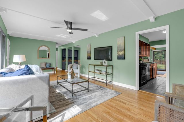 727 SKYLINE Drive, Barrington, IL 60010