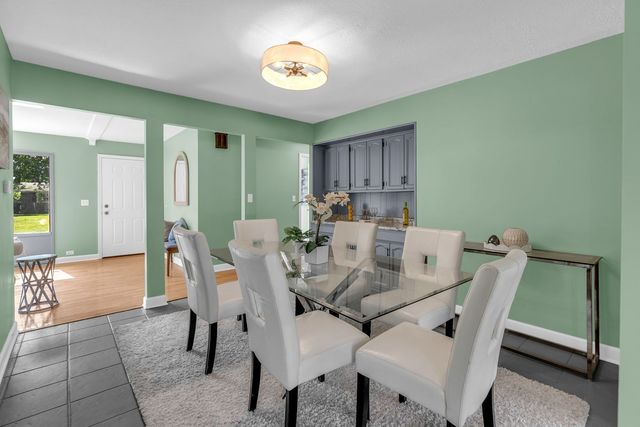 727 SKYLINE Drive, Barrington, IL 60010