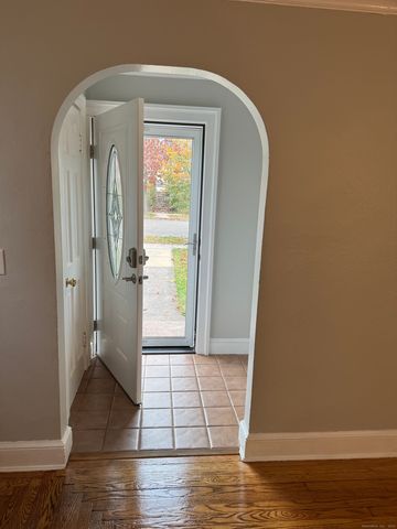 114 Kneeland Road, New Haven, CT 06512