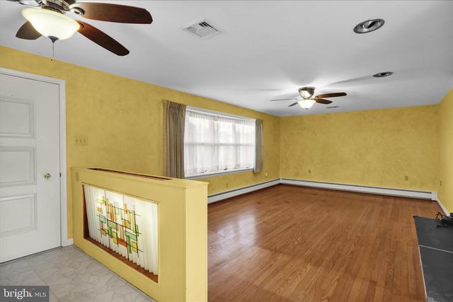 2460 HONEYSUCKLE LN, Lancaster, PA 17603