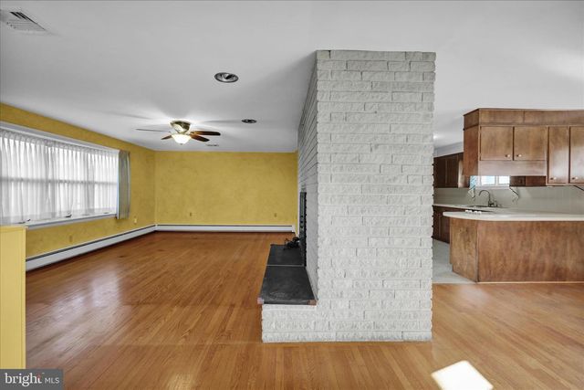 2460 HONEYSUCKLE LN, Lancaster, PA 17603