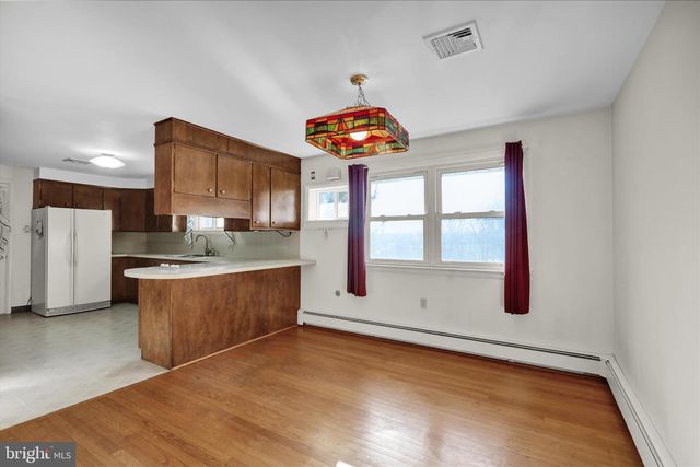 2460 HONEYSUCKLE LN, Lancaster, PA 17603