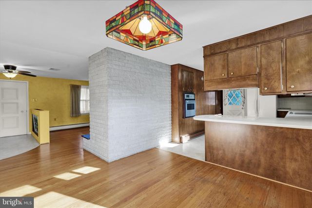 2460 HONEYSUCKLE LN, Lancaster, PA 17603