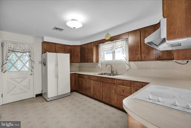 2460 HONEYSUCKLE LN, Lancaster, PA 17603