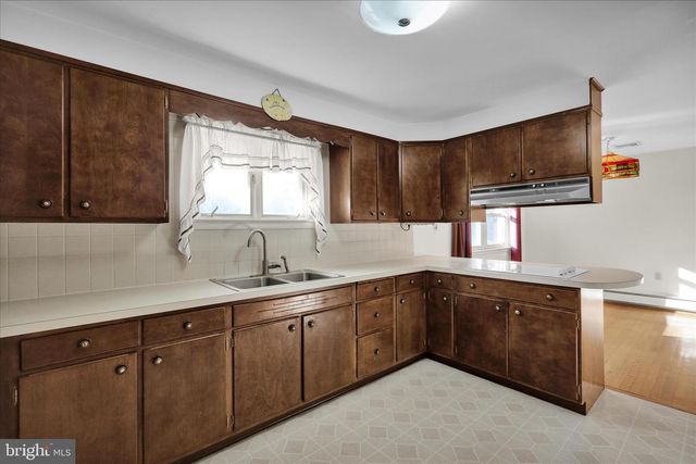2460 HONEYSUCKLE LN, Lancaster, PA 17603