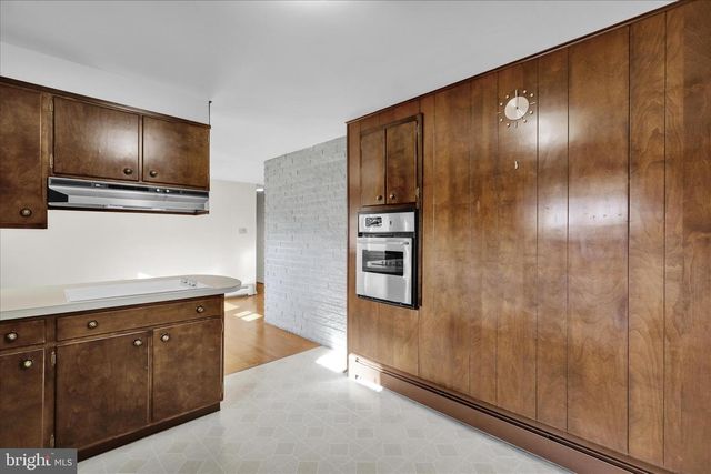 2460 HONEYSUCKLE LN, Lancaster, PA 17603