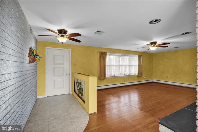 2460 HONEYSUCKLE LN, Lancaster, PA 17603