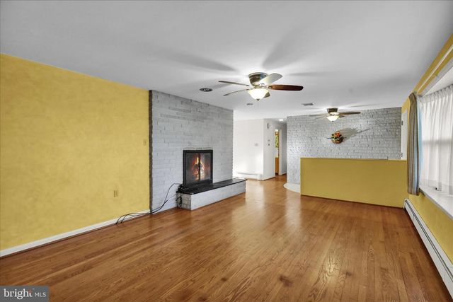 2460 HONEYSUCKLE LN, Lancaster, PA 17603