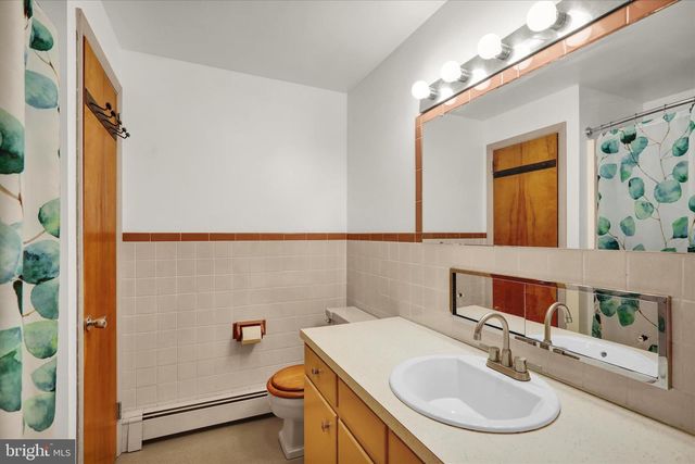 2460 HONEYSUCKLE LN, Lancaster, PA 17603