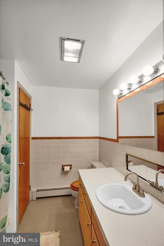 2460 HONEYSUCKLE LN, Lancaster, PA 17603