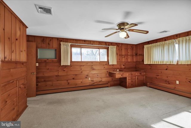 2460 HONEYSUCKLE LN, Lancaster, PA 17603