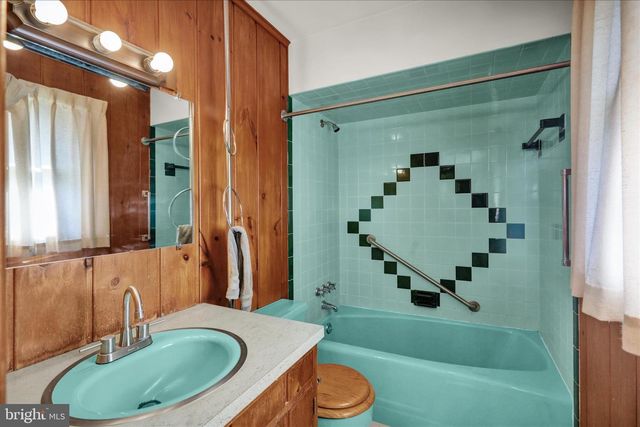 2460 HONEYSUCKLE LN, Lancaster, PA 17603