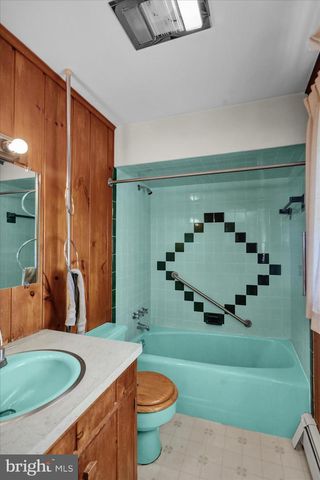 2460 HONEYSUCKLE LN, Lancaster, PA 17603
