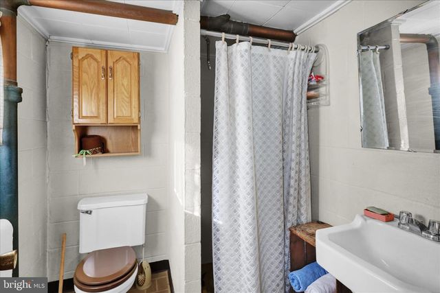 2460 HONEYSUCKLE LN, Lancaster, PA 17603