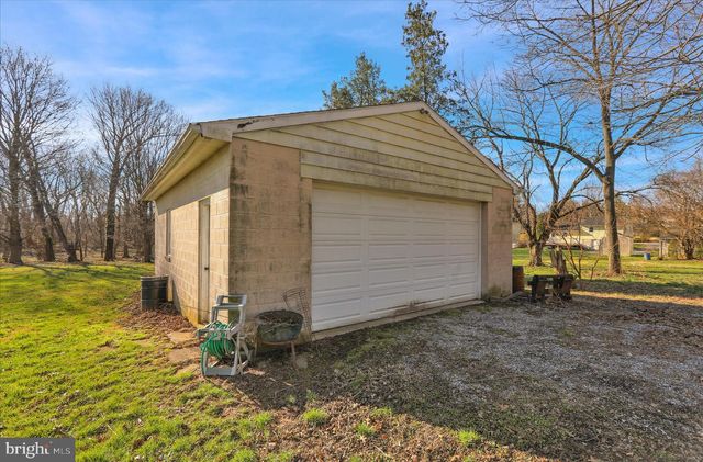 2460 HONEYSUCKLE LN, Lancaster, PA 17603