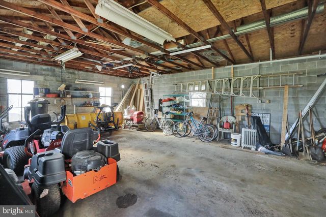 2460 HONEYSUCKLE LN, Lancaster, PA 17603