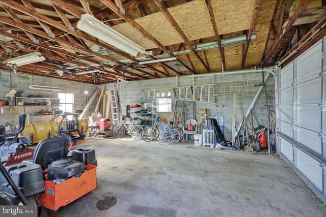 2460 HONEYSUCKLE LN, Lancaster, PA 17603