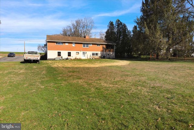 2460 HONEYSUCKLE LN, Lancaster, PA 17603