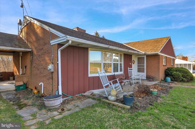 2460 HONEYSUCKLE LN, Lancaster, PA 17603
