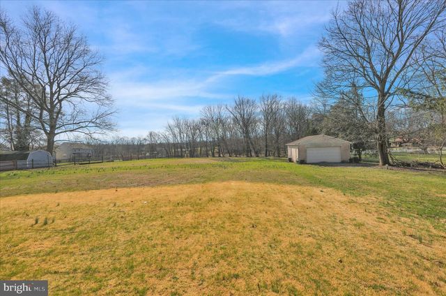 2460 HONEYSUCKLE LN, Lancaster, PA 17603