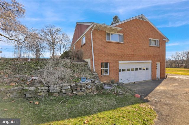 2460 HONEYSUCKLE LN, Lancaster, PA 17603