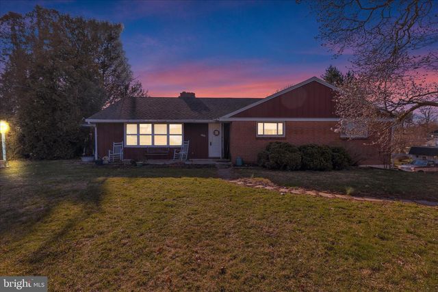 2460 HONEYSUCKLE LN, Lancaster, PA 17603