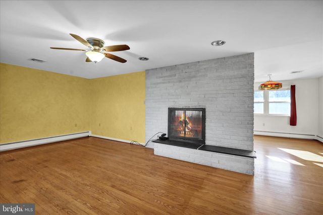 2460 HONEYSUCKLE LN, Lancaster, PA 17603