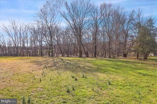 2460 HONEYSUCKLE LN, Lancaster, PA 17603
