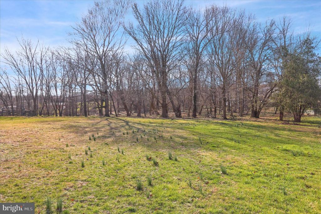 2460 HONEYSUCKLE LN, Lancaster, PA 17603