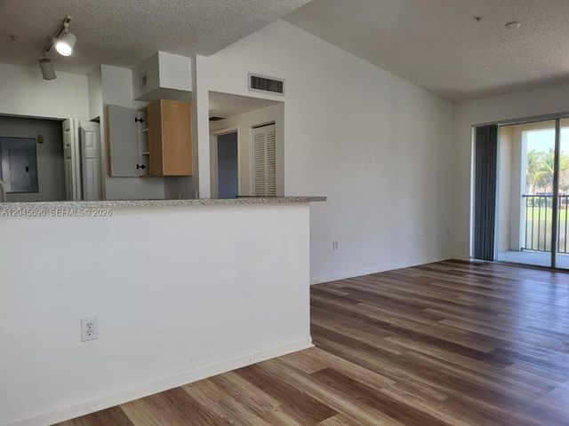 8070 N Nob Hill Rd 208, Tamarac, FL 33321