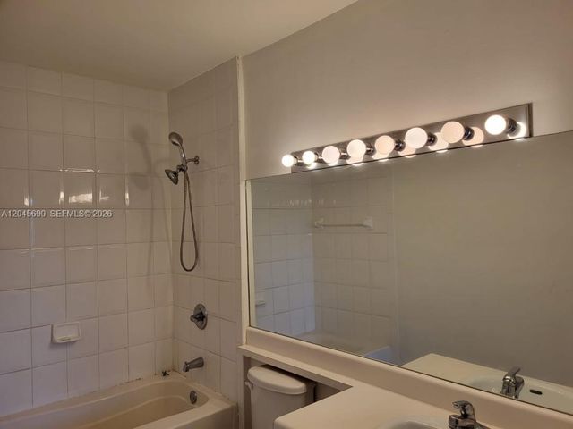 8070 N Nob Hill Rd 208, Tamarac, FL 33321