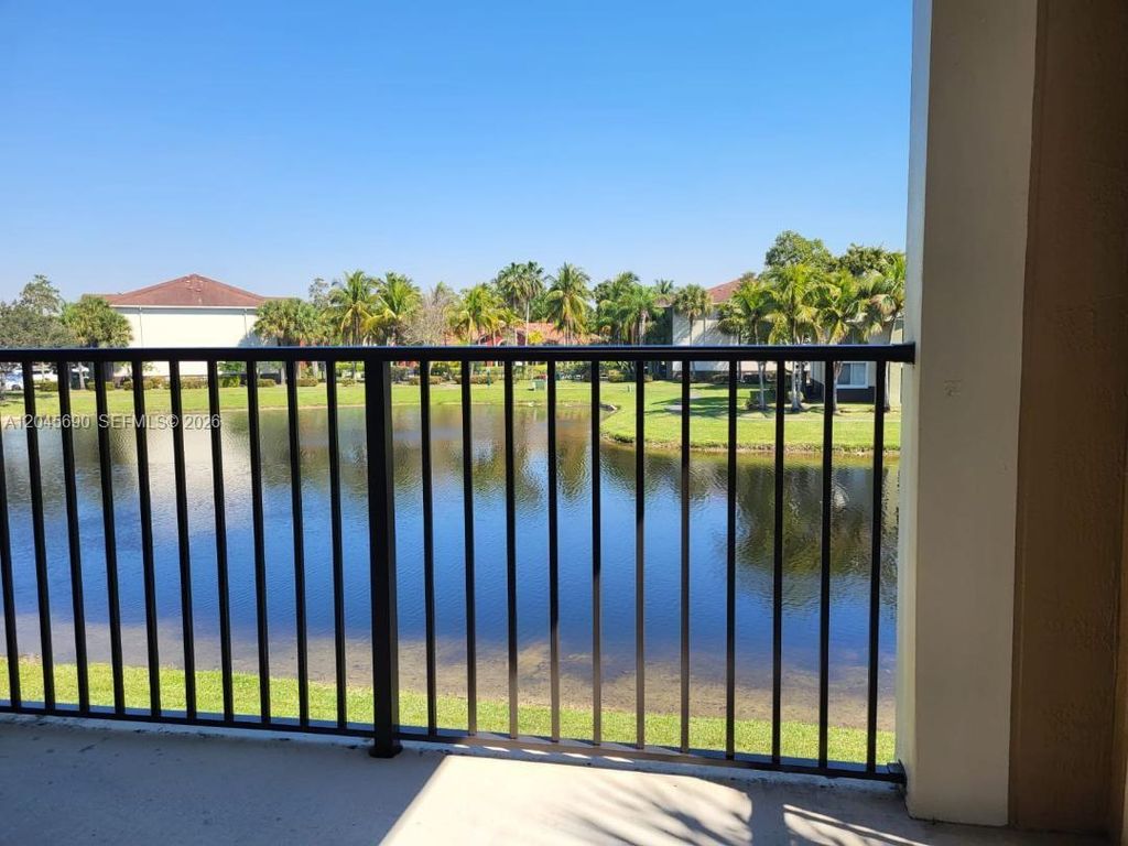 8070 N Nob Hill Rd 208, Tamarac, FL 33321