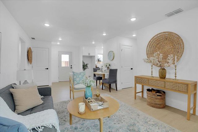 1953 Glenmore Dr, Olivehurst, CA 95961