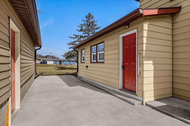 1240 Browns LANE, Dakota, MN 55925