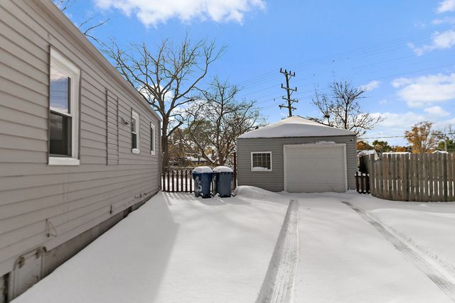 1105 Woodlawn Circle, Waukegan, IL 60085