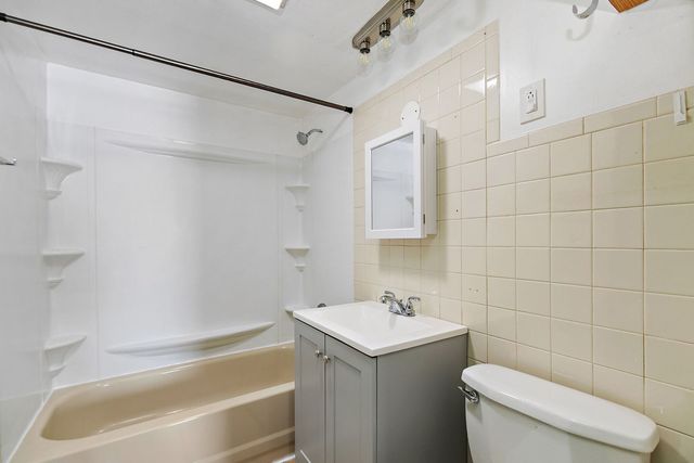 1105 Woodlawn Circle, Waukegan, IL 60085