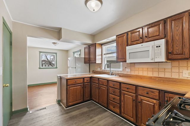 1105 Woodlawn Circle, Waukegan, IL 60085