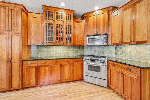 15704 Cobblestone Lake Parkway, Apple Valley, MN 55124