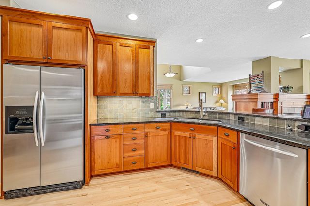 15704 Cobblestone Lake Parkway, Apple Valley, MN 55124