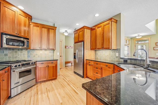 15704 Cobblestone Lake Parkway, Apple Valley, MN 55124