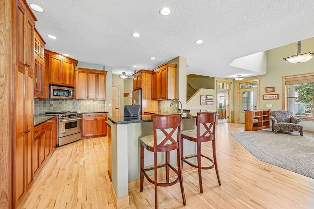 15704 Cobblestone Lake Parkway, Apple Valley, MN 55124