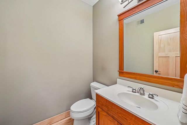 15704 Cobblestone Lake Parkway, Apple Valley, MN 55124