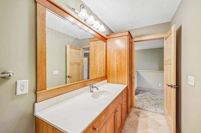 15704 Cobblestone Lake Parkway, Apple Valley, MN 55124