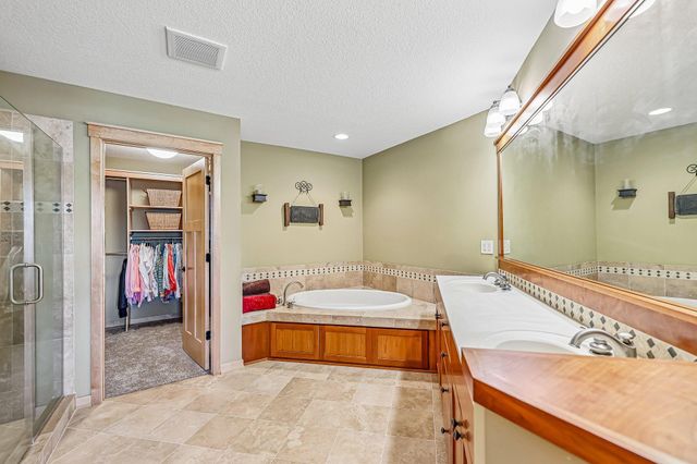 15704 Cobblestone Lake Parkway, Apple Valley, MN 55124
